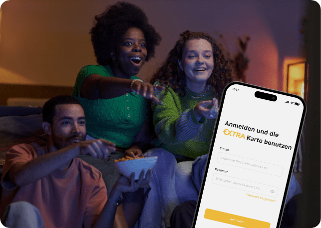 Freunde sitzen zusammen und lachen und der Login-Bildschirm zu der Extra Karte App